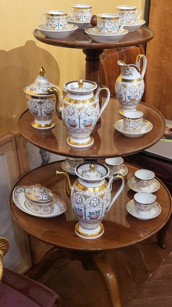 Service à café en porcelaine de Paris décor néo-gothique